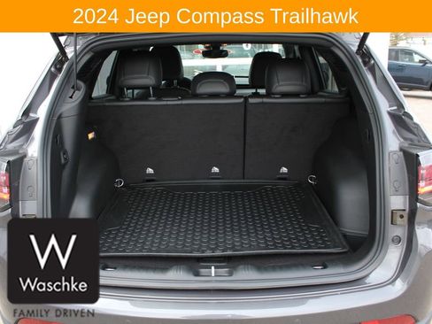 Used 2024 Jeep Compass Trailhawk w/ Trailhawk Elite Group image 17