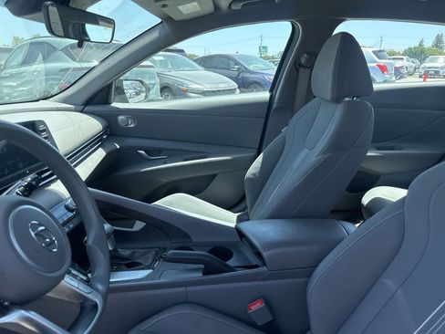 Used 2023 Hyundai Elantra SEL FWD image 18