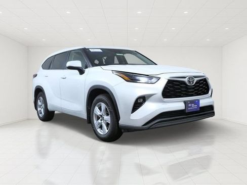 Used 2024 Toyota Highlander LE AWD/4WD image 1