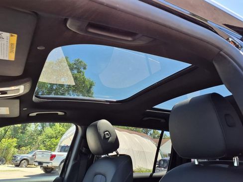 Used 2023 Mercedes-Benz GLB 250 4MATIC w/ Premium Package image 26