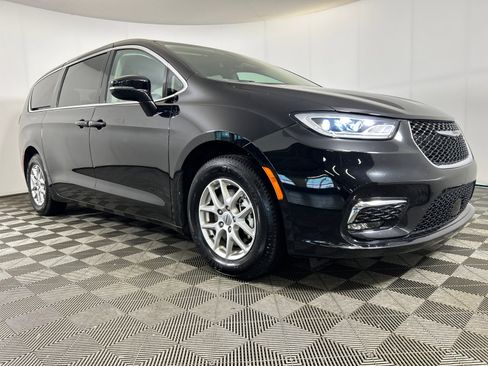Used 2024 Chrysler Pacifica Touring-L FWD image 30