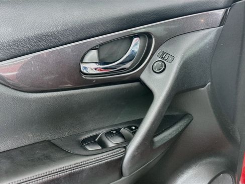 Used 2018 Nissan Rogue SV FWD image 15