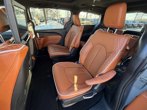 Certified 2024 Chrysler Pacifica Pinnacle image 11