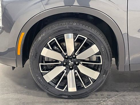 Used 2025 Mitsubishi Outlander AWD image 17