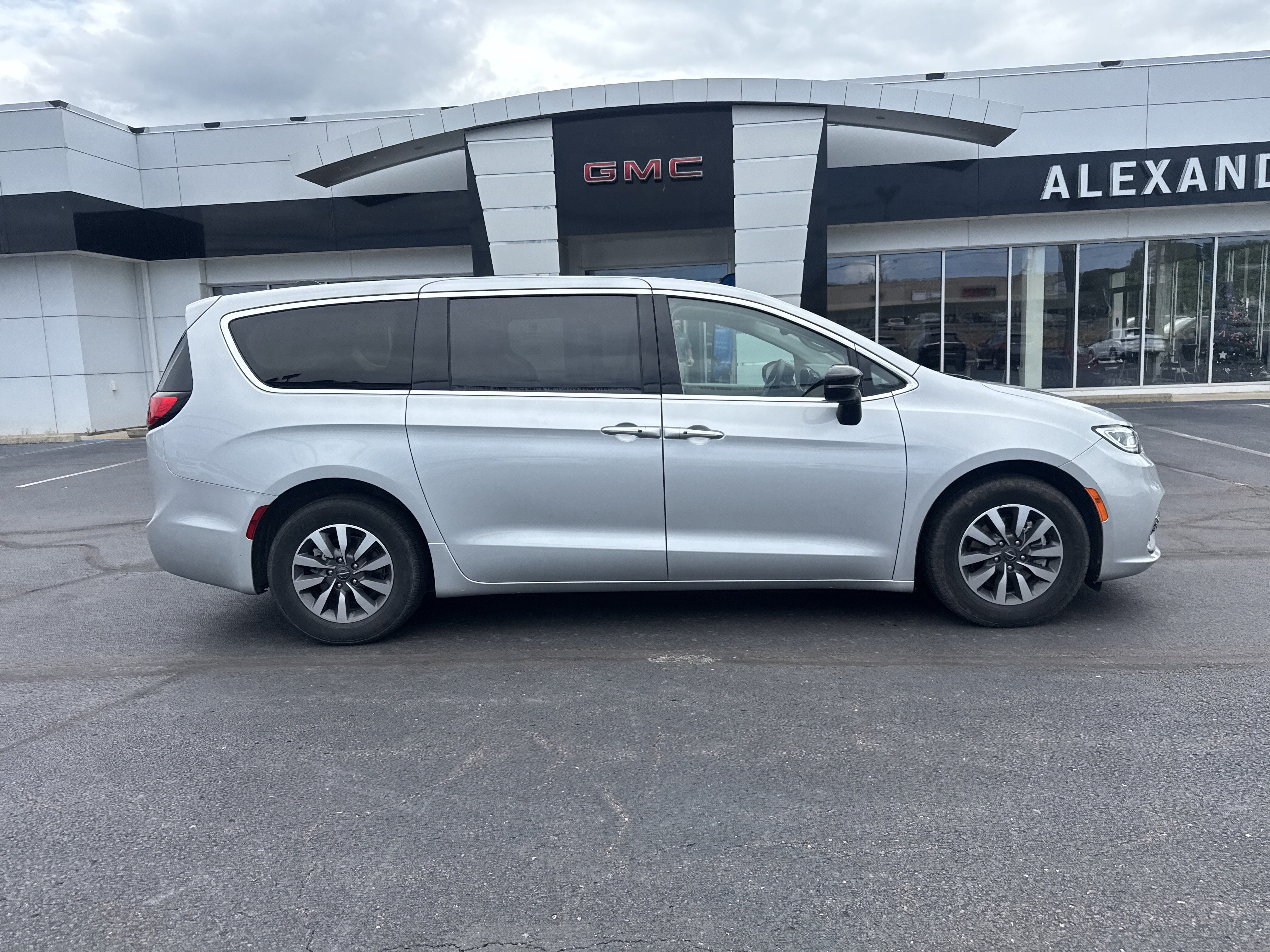 Used 2024 Chrysler Pacifica Limited FWD image 2