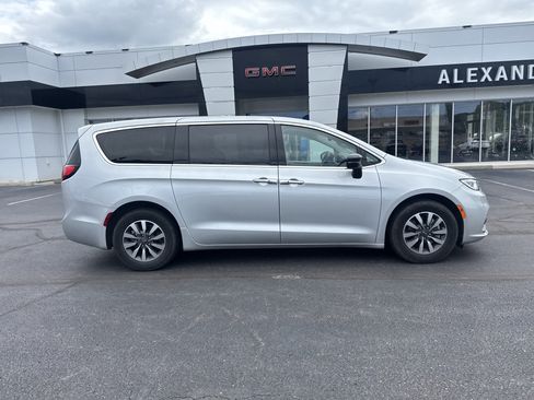 Used 2024 Chrysler Pacifica Limited FWD image 2
