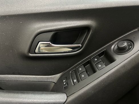 Used 2022 Chevrolet Trax LT w/ LT Convenience Package image 10