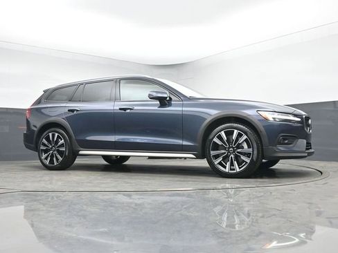 Used 2025 Volvo V60 B5 Cross Country Ultra AWD/4WD image 36