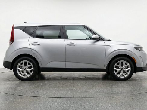 Used 2025 Kia Soul LX w/ LX Technology Package FWD image 11