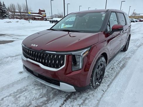 Used 2025 Kia Carnival image 2