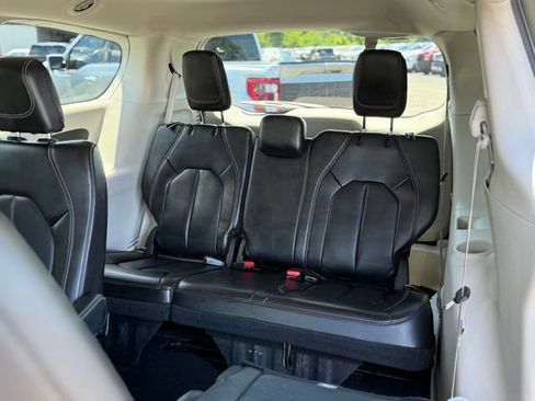 Used 2023 Chrysler Pacifica Touring-L FWD image 20