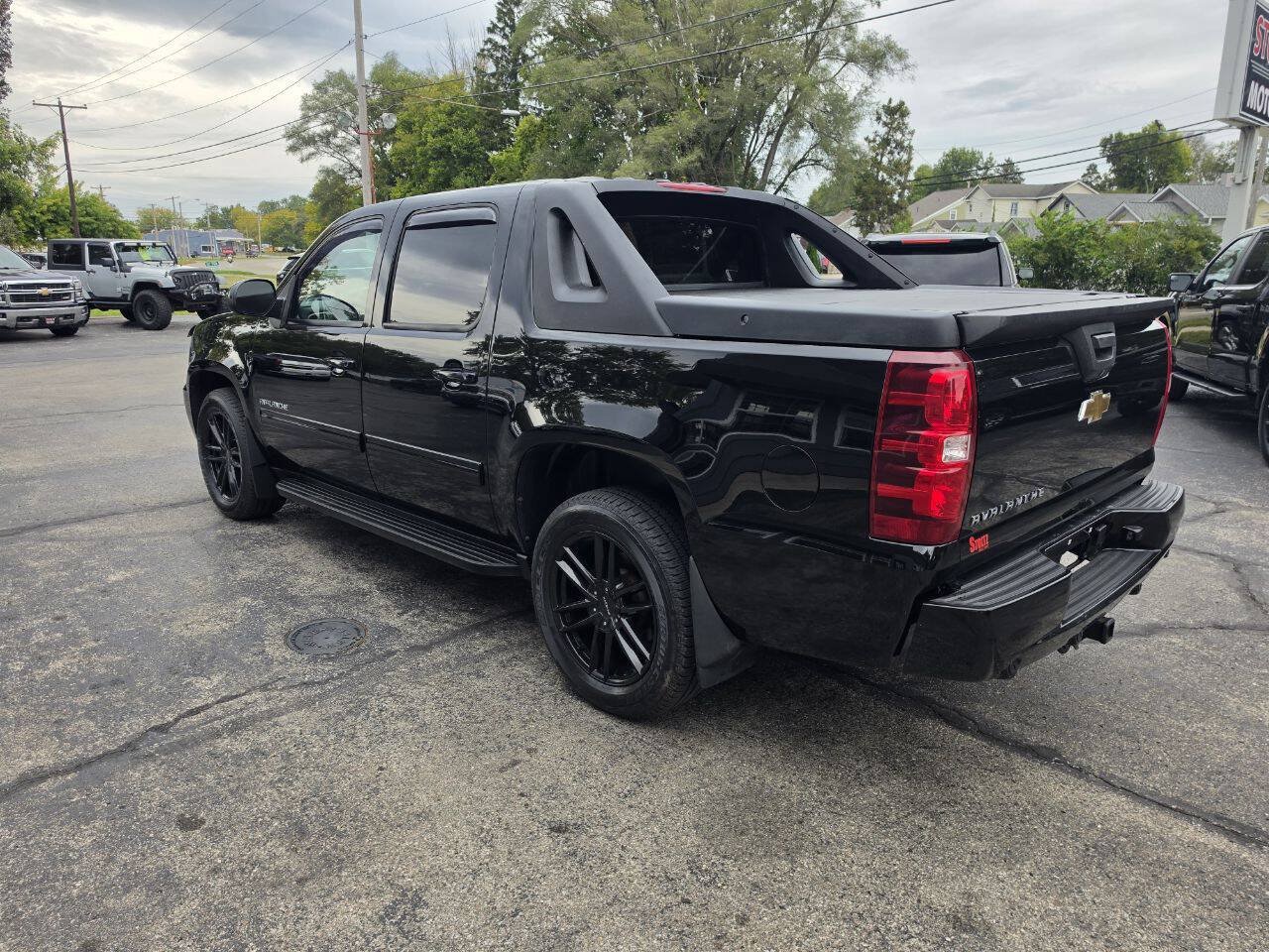 Used 2010 Chevrolet Avalanche LS w/ Interior Plus Package AWD/4WD image 4