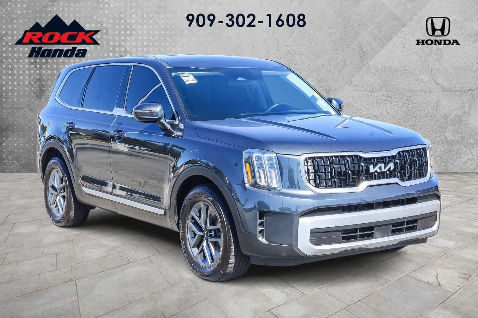 Used 2024 Kia Telluride LX FWD image 3