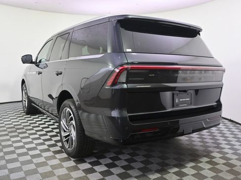 Used 2025 Lincoln Navigator Reserve AWD/4WD image 4