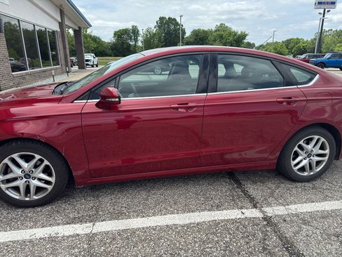 Used 2016 Ford Fusion SE FWD image 2