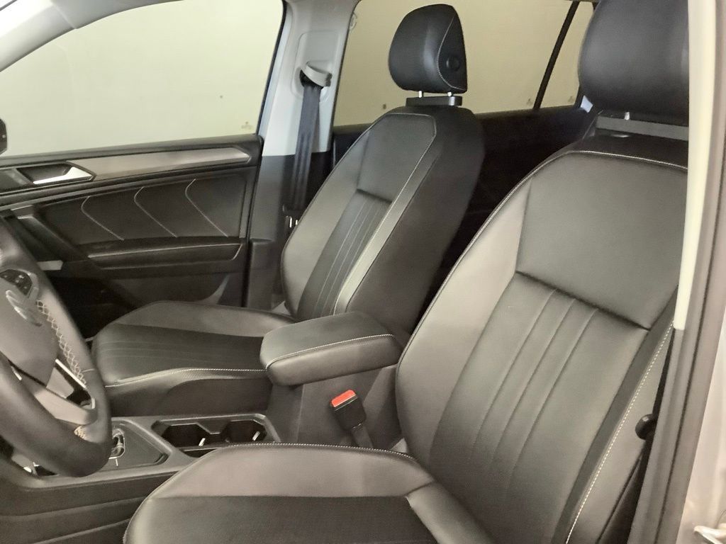 Used 2023 Volkswagen Tiguan SE w/ Panoramic Sunroof Package FWD image 13