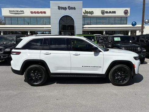 New 2026 Jeep Grand Cherokee Altitude AWD/4WD image 4