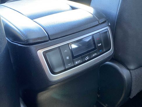 Used 2018 Toyota Highlander SE image 35