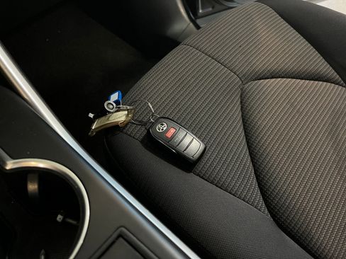 Used 2025 Toyota Highlander LE FWD image 21