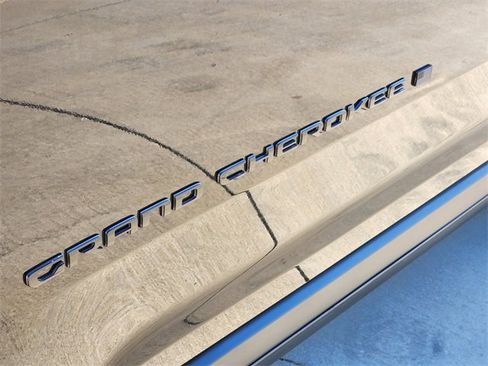 Used 2022 Jeep Grand Cherokee Altitude image 11