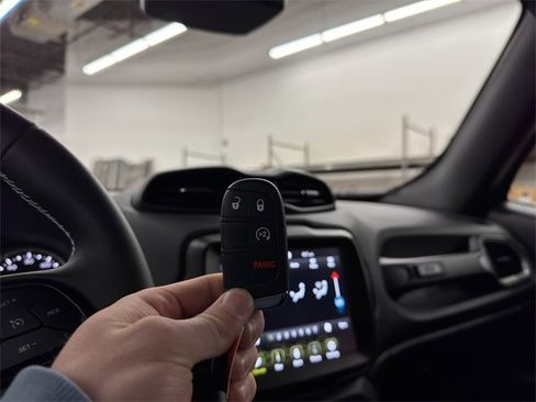 Used 2021 Jeep Renegade Latitude image 30