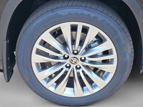 New 2026 Toyota Highlander Platinum AWD/4WD image 9