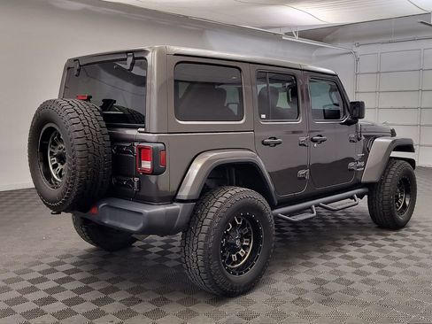 Used 2018 Jeep Wrangler Unlimited Sahara AWD/4WD image 9