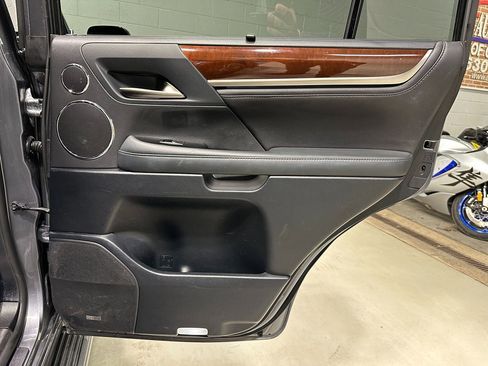 Used 2016 Lexus LX 570 4WD w/ Luxury Package image 10