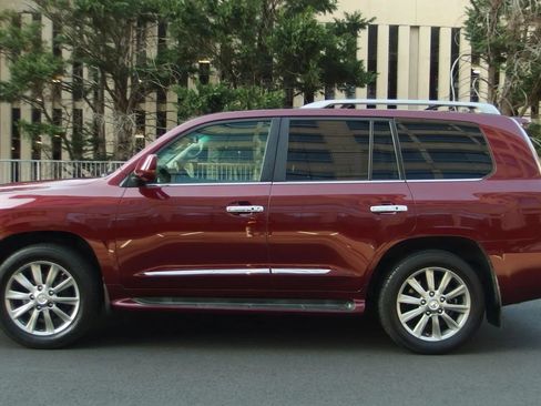 Used 2011 Lexus LX 570 4WD w/ Luxury Pkg image 21
