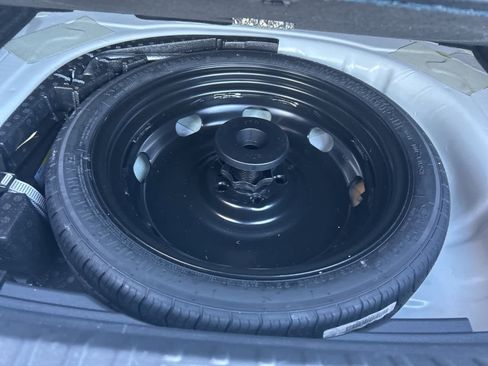 Used 2024 Volkswagen Taos SE image 30