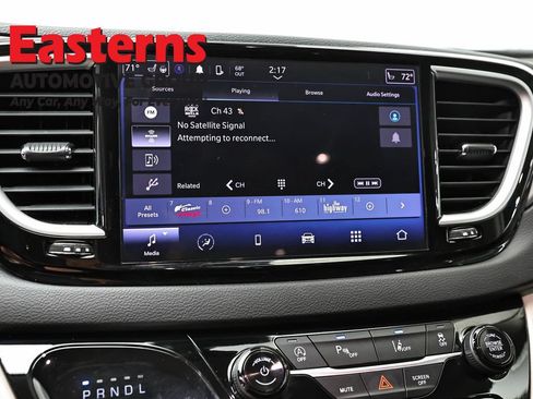Used 2024 Chrysler Pacifica Touring-L FWD image 19