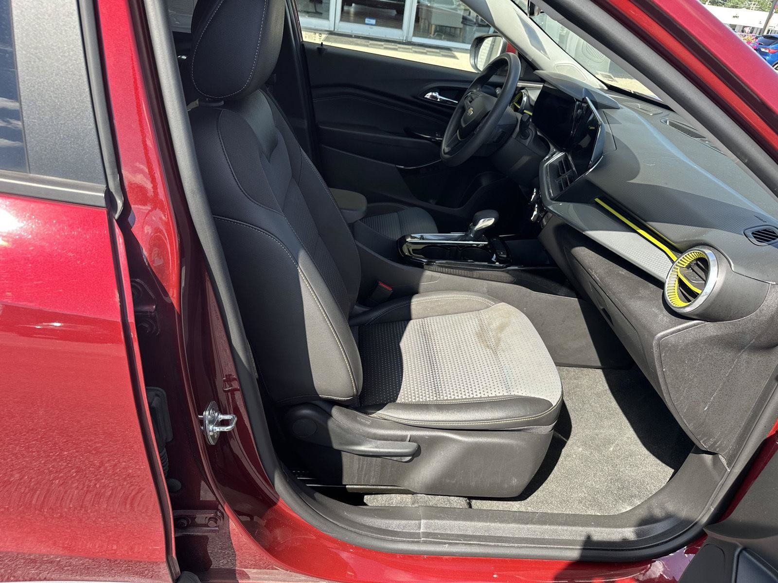 Used 2025 Chevrolet Trax LT FWD image 8