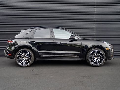 Certified 2023 Porsche Macan AWD/4WD image 28