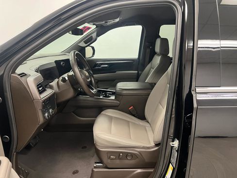 Used 2025 Chevrolet Suburban LT image 23