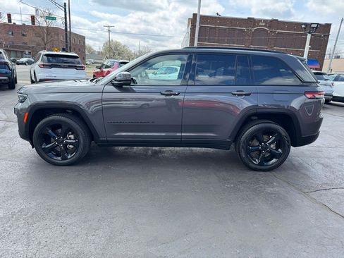 Used 2024 Jeep Grand Cherokee Limited w/ Black Appearance Package image 8