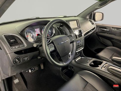 Used 2014 Chrysler Town & Country S FWD image 17