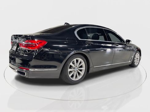 Used 2018 BMW 740i image 13