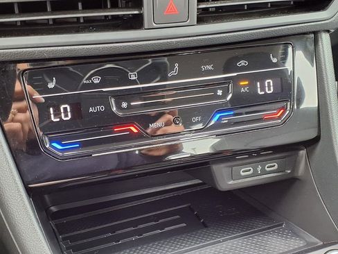 Used 2025 Volkswagen Jetta SE image 13