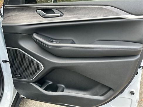 Used 2022 Jeep Grand Cherokee Limited 4xe image 32