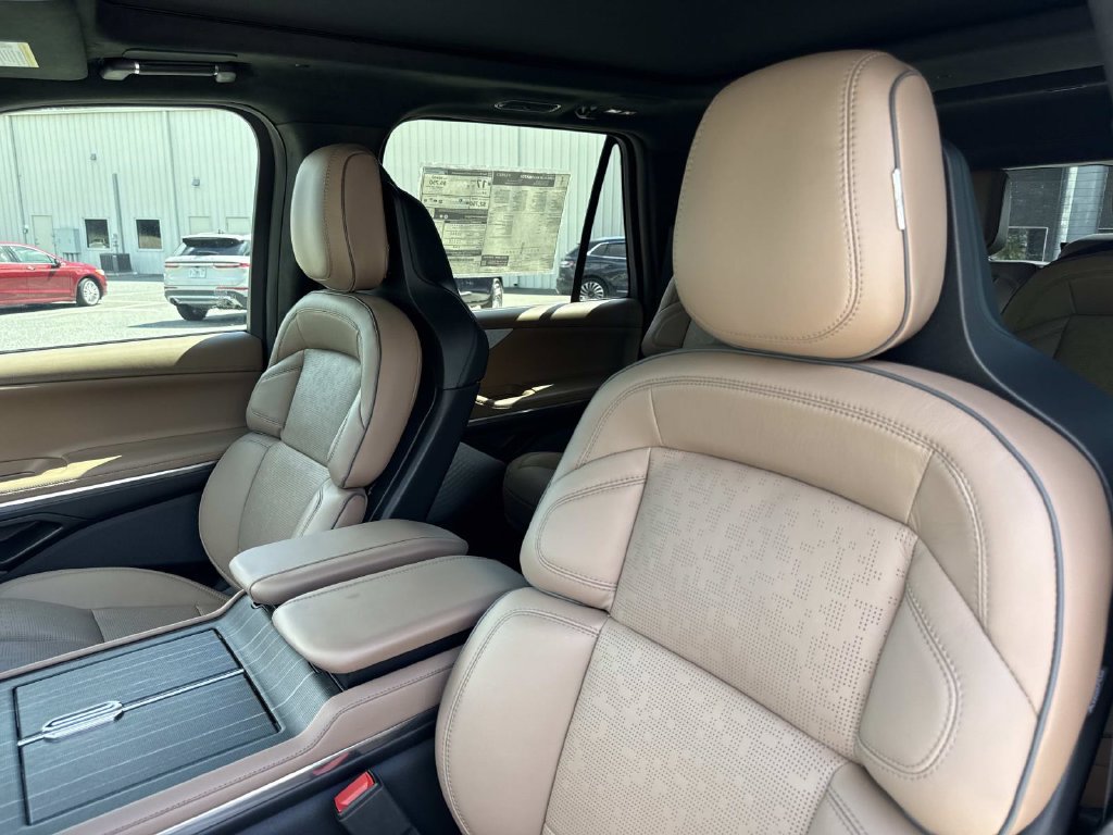 New 2027 Lincoln Navigator Black Label AWD/4WD image 23