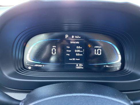 Certified 2025 Hyundai Venue SE image 9