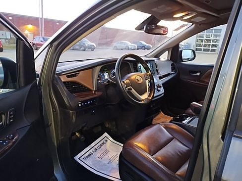 Used 2018 Toyota Sienna Limited Premium image 21