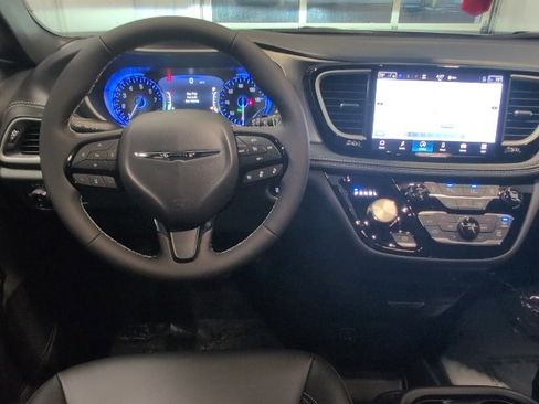 New 2026 Chrysler Pacifica Select image 12