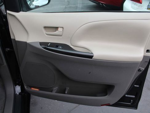 Used 2012 Toyota Sienna LE image 20