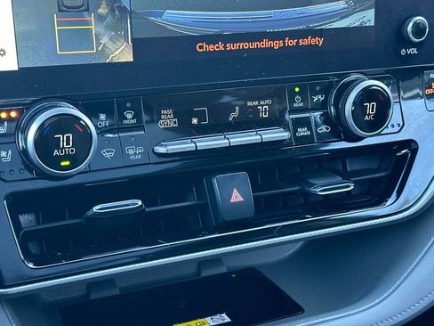 Used 2023 Toyota Highlander Platinum image 21