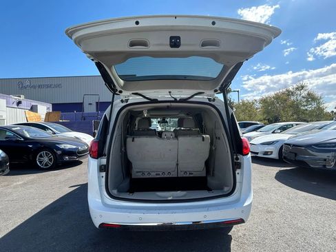 Used 2019 Chrysler Pacifica Limited image 7
