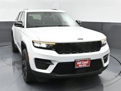 Used 2024 Jeep Grand Cherokee Altitude AWD/4WD image 3