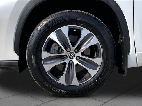 Used 2023 Toyota Highlander XLE AWD/4WD image 11