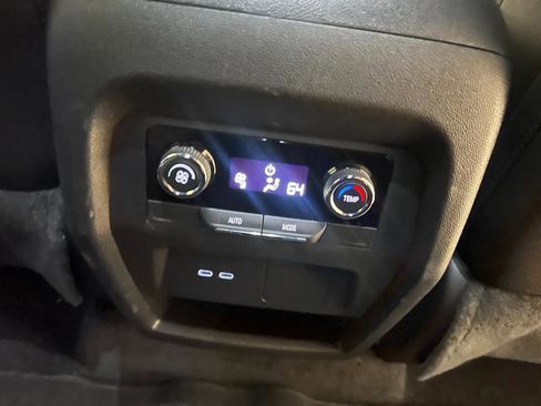 Used 2025 Chevrolet Traverse LT FWD image 34