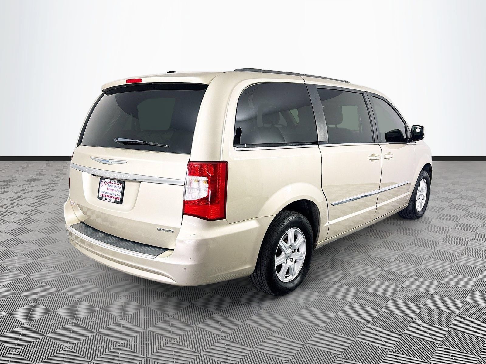 Used 2012 Chrysler Town & Country Touring w/ Entertainment Group #1 FWD image 7